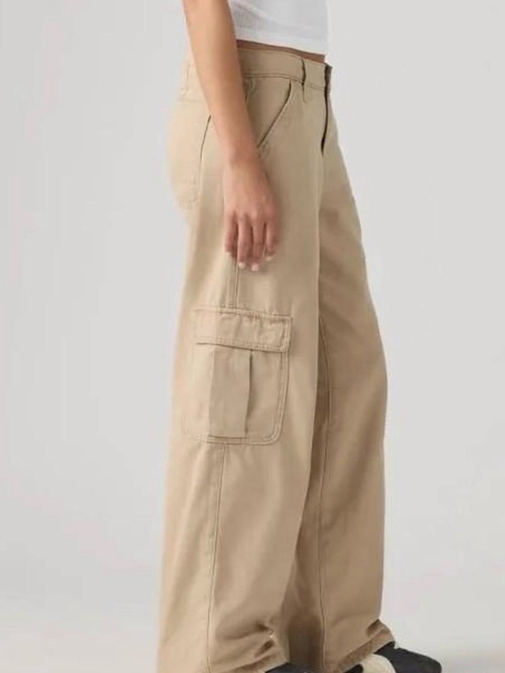 Levi’s Superlow Loose Cargo Pants in a Size 28 - Picture 7 of 7